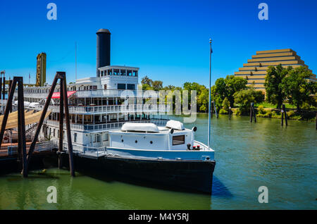 Delta King in battello sul fiume Sacramento; 10-story Ziggurat costruito dal negozio denaro ora California ospita gli uffici governativi. Foto Stock