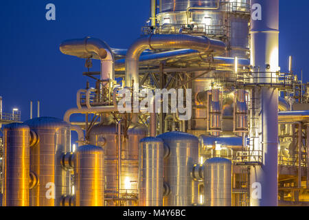 Industria chimica delle torri di distillazione dettaglio di notte. Sfondo petrolchimica. Foto Stock