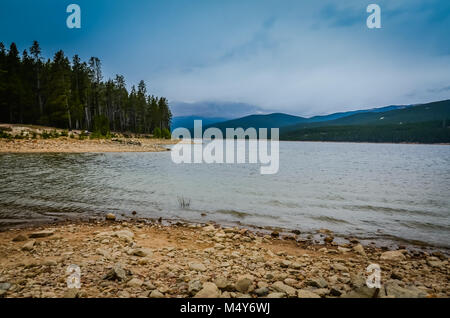 Nebbia in rotolamento sul lago turchese in San Isabel National Forest. Foto Stock