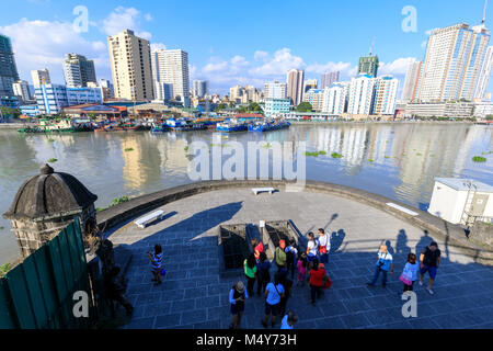 Manila, Filippine - Feb 17, 2018 : Tourist waching Manila pasig river view da Fort Santiago visualizza deck, Intramuros, Manila, Filippine Foto Stock