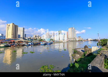 Manila, Filippine - Feb 17, 2018 : Manila pasig river view da Fort Santiago visualizza deck, Intramuros, Manila, Filippine Foto Stock