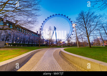 LONDON, Regno Unito - 17 gennaio: questa è una vista serale del famoso London Eye ruota panoramica Ferris, una popolare attrazione turistica lungo il fiume Thame Foto Stock