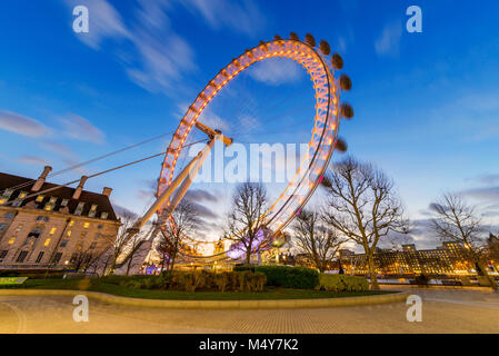 LONDON, Regno Unito - 17 gennaio: questa è una vista serale del famoso London Eye ruota panoramica Ferris, una popolare attrazione turistica lungo il fiume Thame Foto Stock