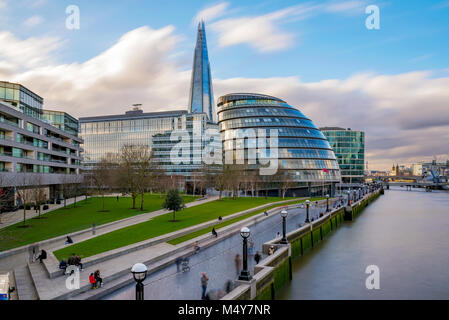 LONDON, Regno Unito - 30 gennaio: questa è una vista del nuovo municipio edificio e il moderno distretto finanziario architettura lungo il fiume Tamigi Jan Foto Stock
