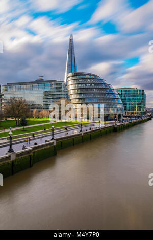 LONDON, Regno Unito - 30 gennaio: questa è una vista del nuovo municipio edificio e il moderno distretto finanziario architettura lungo il fiume Tamigi Jan Foto Stock