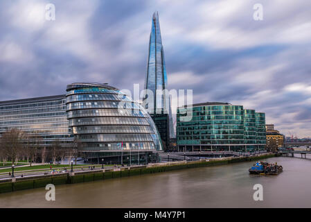 LONDON, Regno Unito - 30 gennaio: questa è una vista del frammento e il nuovo municipio edificio che sono famosi punti di riferimento lungo il fiume Tamigi Janu Foto Stock