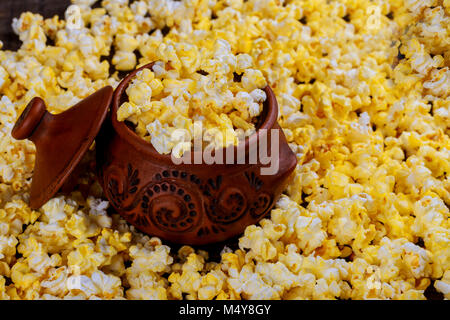 Ciotola con popcorn sul tavolo di legno Foto Stock