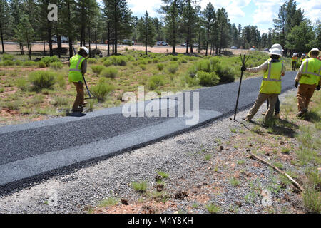 Una sezione pavimentata di Greenway Trail. Tra il 10 agosto al 10 settembre 2016 la Greenway sentiero tra il Teatro IMAX area di parcheggio in Tusayan e centro strada nel Parco Nazionale del Grand Canyon verrà chiusa mentre il Grand Canyon Trail dell equipaggio installa asfalto. Il tratto del sentiero a nord della strada del centro non saranno interessati. Mentre il sentiero chiusura è in effetti, i ciclisti e gli escursionisti possono cavalcare la navetta Tusayan (percorso viola) che è dotato di supporto per bicicletta rack. La navetta collega Tusayan con il bordo meridionale Visitor Center, a 20 minuti in ogni modo. L intento di questo progetto è di Foto Stock