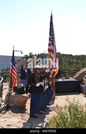 NPS Centennial Grand Canyon Cerimonia di naturalizzazione U.S. Cittadinanza e Servizi di Immigrazione (USCIS) ha collaborato con il Parco Nazionale del Grand Canyon e il Parco Nazionale di Servizio (NPS) per accogliere 15 nuovi Stati Uniti i cittadini in rappresentanza di 12 paesi. La cerimonia ha avuto luogo nel mese di agosto 25th, 2016 il National Park Service il centesimo compleanno, alle ore 10 presso Mather Point anfiteatro. In onore del Centenario NPS, USCIS ha collaborato con il punteggio NPS per tenere più di 100 cerimonie di naturalizzazione sul parco nazionale di siti durante il 2016. Foto Stock