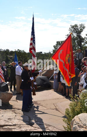 NPS Centennial Grand Canyon Cerimonia di naturalizzazione U.S. Cittadinanza e Servizi di Immigrazione (USCIS) ha collaborato con il Parco Nazionale del Grand Canyon e il Parco Nazionale di Servizio (NPS) per accogliere 15 nuovi Stati Uniti i cittadini in rappresentanza di 12 paesi. La cerimonia ha avuto luogo nel mese di agosto 25th, 2016 il National Park Service il centesimo compleanno, alle ore 10 presso Mather Point anfiteatro. In onore del Centenario NPS, USCIS ha collaborato con il punteggio NPS per tenere più di 100 cerimonie di naturalizzazione sul parco nazionale di siti durante il 2016. Foto Stock