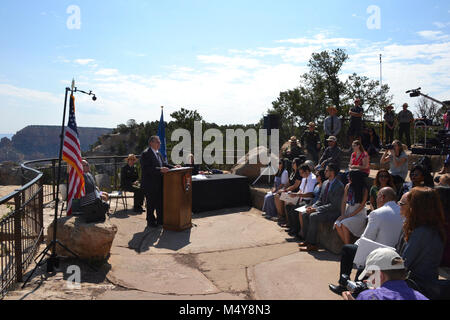 NPS Centennial Grand Canyon Cerimonia di naturalizzazione U.S. Cittadinanza e Servizi di Immigrazione (USCIS) ha collaborato con il Parco Nazionale del Grand Canyon e il Parco Nazionale di Servizio (NPS) per accogliere 15 nuovi Stati Uniti i cittadini in rappresentanza di 12 paesi. La cerimonia ha avuto luogo nel mese di agosto 25th, 2016 il National Park Service il centesimo compleanno, alle ore 10 presso Mather Point anfiteatro. In onore del Centenario NPS, USCIS ha collaborato con il punteggio NPS per tenere più di 100 cerimonie di naturalizzazione sul parco nazionale di siti durante il 2016. Foto Stock