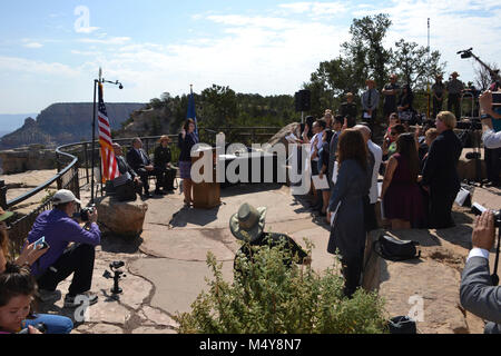 NPS Centennial Grand Canyon Cerimonia di naturalizzazione U.S. Cittadinanza e Servizi di Immigrazione (USCIS) ha collaborato con il Parco Nazionale del Grand Canyon e il Parco Nazionale di Servizio (NPS) per accogliere 15 nuovi Stati Uniti i cittadini in rappresentanza di 12 paesi. La cerimonia ha avuto luogo nel mese di agosto 25th, 2016 il National Park Service il centesimo compleanno, alle ore 10 presso Mather Point anfiteatro. In onore del Centenario NPS, USCIS ha collaborato con il punteggio NPS per tenere più di 100 cerimonie di naturalizzazione sul parco nazionale di siti durante il 2016. Foto Stock