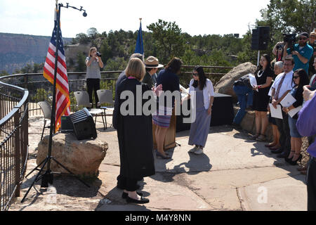 NPS Centennial Grand Canyon Cerimonia di naturalizzazione U.S. Cittadinanza e Servizi di Immigrazione (USCIS) ha collaborato con il Parco Nazionale del Grand Canyon e il Parco Nazionale di Servizio (NPS) per accogliere 15 nuovi Stati Uniti i cittadini in rappresentanza di 12 paesi. La cerimonia ha avuto luogo nel mese di agosto 25th, 2016 il National Park Service il centesimo compleanno, alle ore 10 presso Mather Point anfiteatro. In onore del Centenario NPS, USCIS ha collaborato con il punteggio NPS per tenere più di 100 cerimonie di naturalizzazione sul parco nazionale di siti durante il 2016. Foto Stock