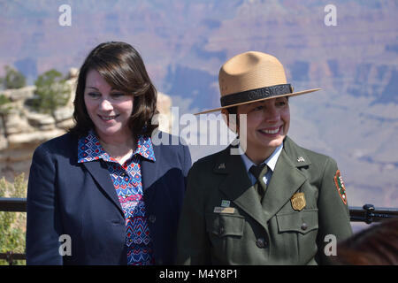 NPS Centennial Grand Canyon Cerimonia di naturalizzazione U.S. Cittadinanza e Servizi di Immigrazione (USCIS) ha collaborato con il Parco Nazionale del Grand Canyon e il Parco Nazionale di Servizio (NPS) per accogliere 15 nuovi Stati Uniti i cittadini in rappresentanza di 12 paesi. La cerimonia ha avuto luogo nel mese di agosto 25th, 2016 il National Park Service il centesimo compleanno, alle ore 10 presso Mather Point anfiteatro. In onore del Centenario NPS, USCIS ha collaborato con il punteggio NPS per tenere più di 100 cerimonie di naturalizzazione sul parco nazionale di siti durante il 2016. Foto Stock