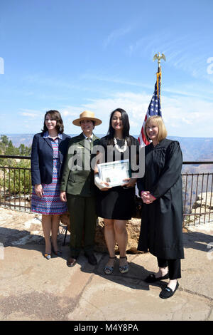 NPS Centennial Grand Canyon Cerimonia di naturalizzazione U.S. Cittadinanza e Servizi di Immigrazione (USCIS) ha collaborato con il Parco Nazionale del Grand Canyon e il Parco Nazionale di Servizio (NPS) per accogliere 15 nuovi Stati Uniti i cittadini in rappresentanza di 12 paesi. La cerimonia ha avuto luogo nel mese di agosto 25th, 2016 il National Park Service il centesimo compleanno, alle ore 10 presso Mather Point anfiteatro. In onore del Centenario NPS, USCIS ha collaborato con il punteggio NPS per tenere più di 100 cerimonie di naturalizzazione sul parco nazionale di siti durante il 2016. Foto Stock