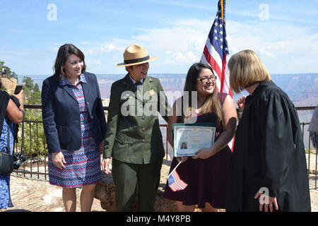 NPS Centennial Grand Canyon Cerimonia di naturalizzazione U.S. Cittadinanza e Servizi di Immigrazione (USCIS) ha collaborato con il Parco Nazionale del Grand Canyon e il Parco Nazionale di Servizio (NPS) per accogliere 15 nuovi Stati Uniti i cittadini in rappresentanza di 12 paesi. La cerimonia ha avuto luogo nel mese di agosto 25th, 2016 il National Park Service il centesimo compleanno, alle ore 10 presso Mather Point anfiteatro. In onore del Centenario NPS, USCIS ha collaborato con il punteggio NPS per tenere più di 100 cerimonie di naturalizzazione sul parco nazionale di siti durante il 2016. Foto Stock