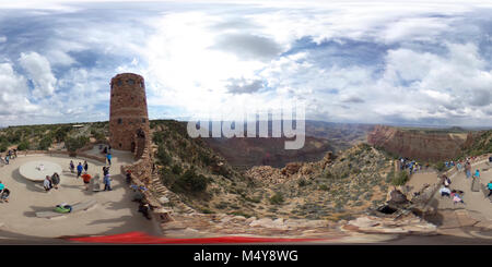 Dalla vista del deserto… appropriatamente chiamato a causa delle opinioni a est del Deserto Dipinto…si può vedere il Fiume Colorado fanno una grande curva e continuare a ovest del North Rim più di dieci miglia di distanza e di una vista panoramica da oltre 100 miglia in un giorno chiaro. Il Deserto vista torre di avvistamento è una insolita torre in pietra progettato nel 1932 dall'architetto Maria Colter, nello stile di ancestrale torri dei Pueblo. È possibile salire 85 passi per un 360° la vista dal ponte di osservazione 70 ft (21 m) al di sopra del livello del suolo. Inoltre, studio pitture murali da Hopi Artista Fred Kabotie. Guarda il video per saperne di più: Foto Stock