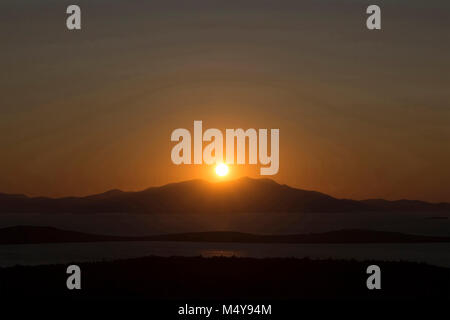 La vista del tramonto dalla famosa destinazione turistica chiamata 'Seytan Sofrasi' a Ayvalik. Paesaggio del mar Egeo e del mare. Foto Stock