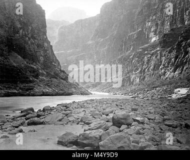 "Fiume Colorado dalla bocca di KANAB CREEK guardando ad ovest". Dal 1872 GEORGE M. WHEELER EXPEDITION. W. BELL foto, 1872. . Catalogo # 13895 GRCA Grand Canyon Parco Nat storica sul fiume foto. Foto Stock