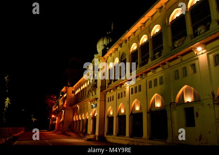 Università di Lucknow cancello principale vista notturna, India Foto Stock