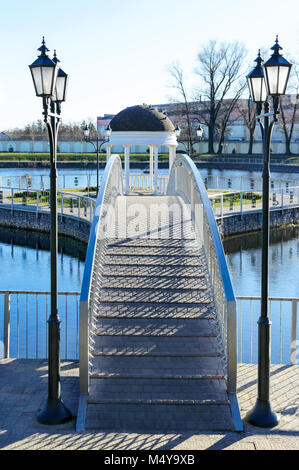 Bella bianca alcova nel parco. Vista del ponte che conduce al privè sul lago. Foto Stock