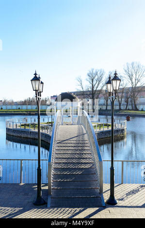 Bella bianca alcova nel parco. Vista del ponte che conduce al privè sul lago. Foto Stock