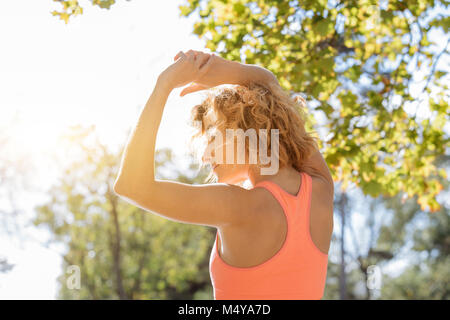 Giovane donna fitness runner braccio di stretching prima di eseguire Foto Stock