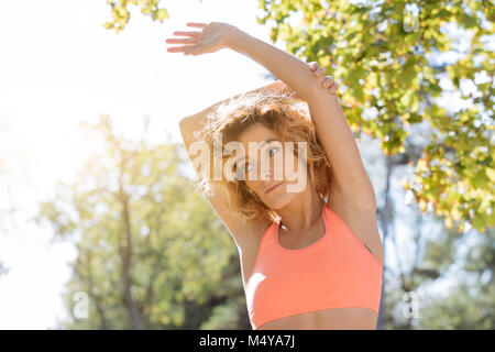 Giovane donna fitness runner braccio di stretching prima di eseguire Foto Stock