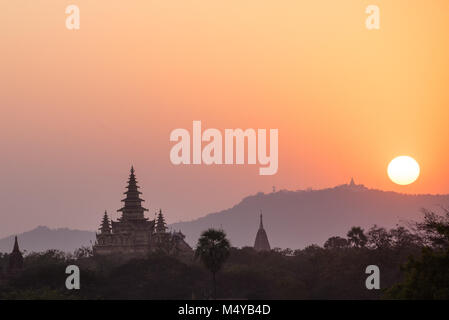 Bagan tramonto e tempio di sagome in Myanmar Foto Stock