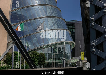 Centro Congressi Dublino (CCD) progettato dall'architetto irlandese Kevin Roche. Docklands. Dublino, Repubblica d'Irlanda, Europa, UE. Bandiera irlandese. Foto Stock