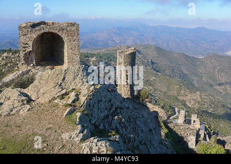 Le rovine del castello de Verdera sovrastante il monastero di Sant Pere de Rodes, in Spagna, in Catalogna, Alt Emporda Girona Foto Stock