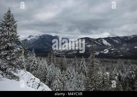 Veduta invernale della neve spolverata armadio montagne oltre i Bull River Valley, da Eagle View, nella contea di Sanders, Montana. Foto Stock