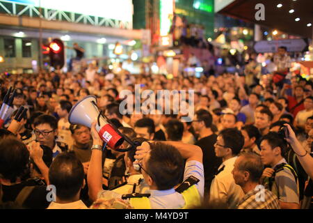 HONG KONG, Ott 3: tensione tra i manifestanti e sostenitore del governo, anche alcuni gangster interno in Mongkok il 3 ott. 2014.dopo che la polizia incendio guscio di strappo nella protesta pacifica,persone unirsi alla protesta Foto Stock