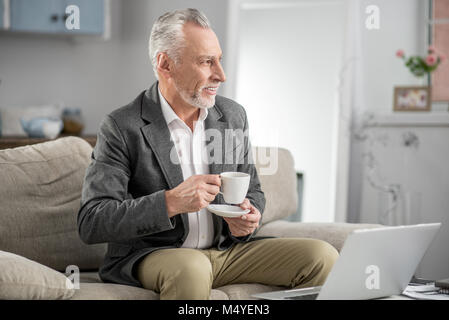 Uomo sognante avente tempo libero Foto Stock