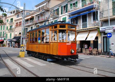 Il vintage linea di tram a Port de Soller sull'isola spagnola di Maiorca. La linea 4.8km da Soller a Port de Soller inaugurato nel 1913. Foto Stock