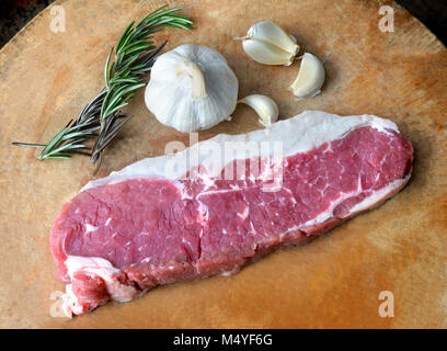 Tagliare il fresco Angus per la cottura per la bistecca e cuocere la carne dal mercato Foto Stock