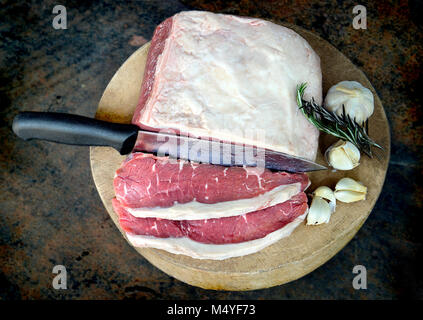 Tagliare il fresco Angus per la cottura per la bistecca e cuocere la carne dal mercato Foto Stock