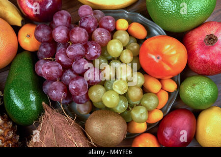 Un sacco di frutti diversi su di una piastra metallica e intorno ad esso, dal di sopra Foto Stock