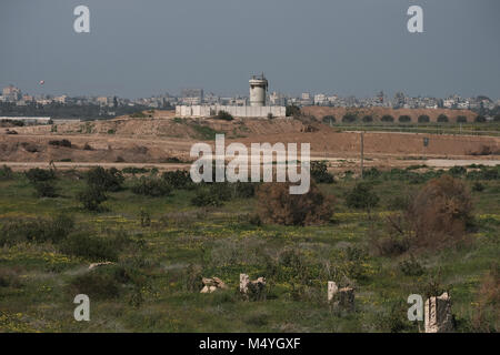 Vista in lontananza case residenziale nella parte nord della striscia di Gaza attraverso un esercito israeliano post. Israele Foto Stock