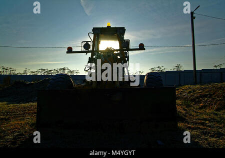 Il trattore in campagna in Russia al mattino, Novembre Foto Stock