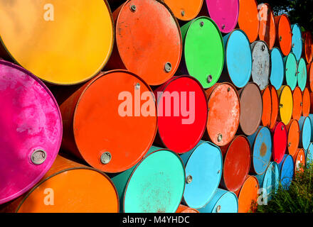 Colorato di vecchi serbatoi di olio dopo uesd all'aperto posto indesiderata foto in sun illuminazione. Foto Stock