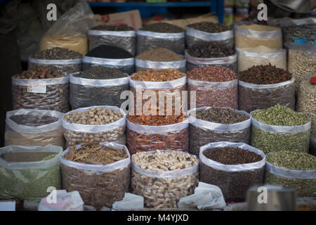 Spezie vendute in Khari Baoli Mercato, Vecchia Delhi, India Foto Stock