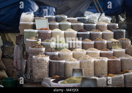 Spezie vendute in Khari Baoli Mercato, Vecchia Delhi, India Foto Stock