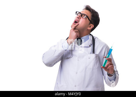 Giovane maschio medico con una siringa isolati su sfondo bianco Foto Stock