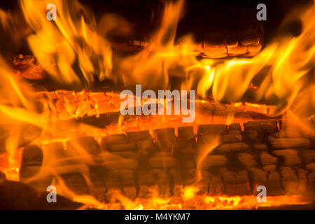 Fire camino ember legno home braci closeup. Un tizzone nel caldo colore rosso. Foto Stock