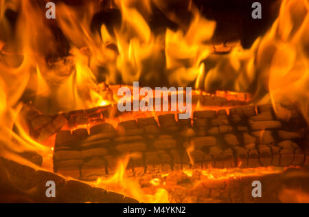 Fire camino ember legno home braci closeup. Un tizzone nel caldo colore rosso. Foto Stock