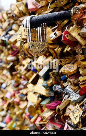 Amore gli armadietti sulla Senna Banca - Parigi - Francia Foto Stock