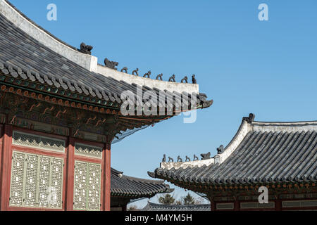 Corea tradizionale decorazione del tetto. blue sky e strutture colorate Foto Stock