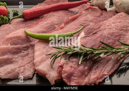 Foto dei prodotti, la macellazione, cibo, in Germania, in Renania Palatinato, 17 febbraio appena abbattuti e carne di maiale. Scaloppine sono giacenti su una piastra. Foto Stock