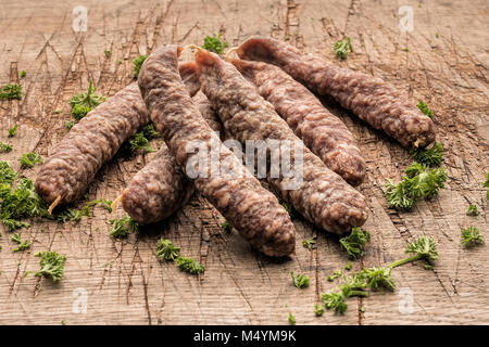 Foto dei prodotti, la macellazione, cibo, in Germania, in Renania Palatinato, 17 febbraio appena abbattuti e carne di maiale. Salsiccia secca giacciono su una piastra. Foto Stock